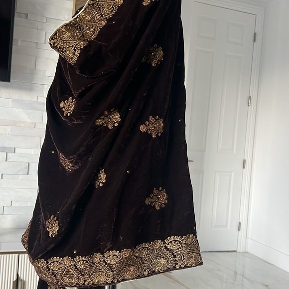 Velvet shawl with antique golden  embroidery - Picture 4 of 5